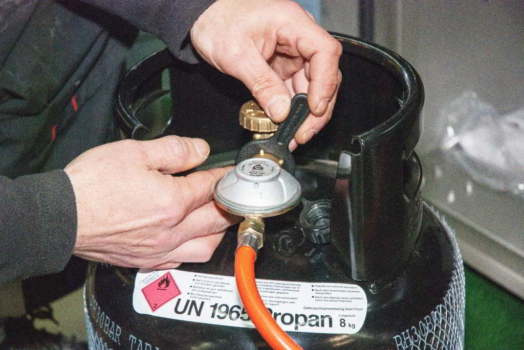 Gasregler mit Gasschlüssel - Gasregler an Gasflasche anschließen - GasProfi24 Blog